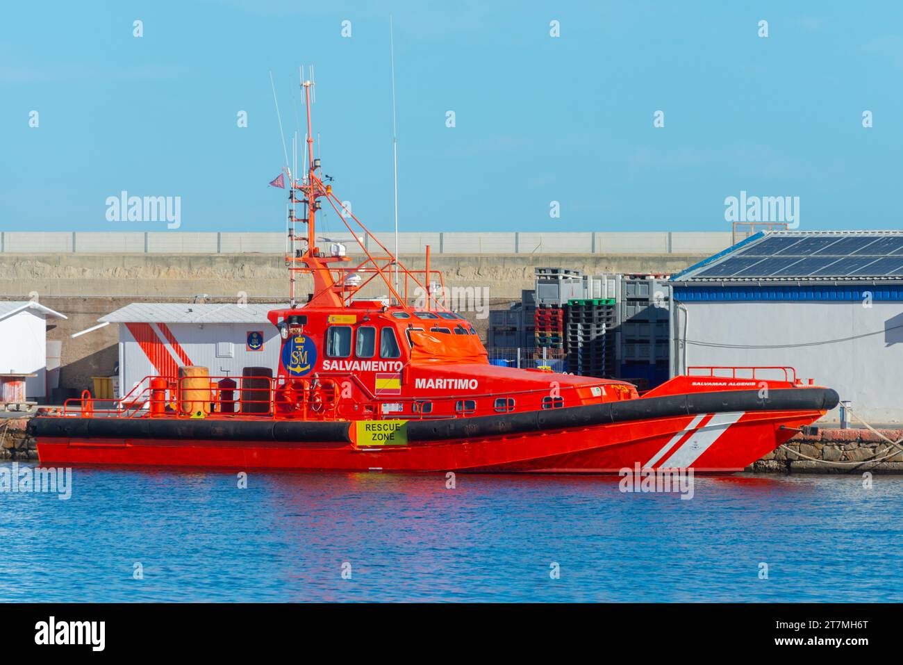 GARRUCHA, ESPAÑA - 04 DE NOVIEMBRE de 2023 Un buque de rescate perteneciente a la Sociedad de Salvamento y Seguridad Marítima, también conocido como SASEMAR o Salvamento M Foto de stock