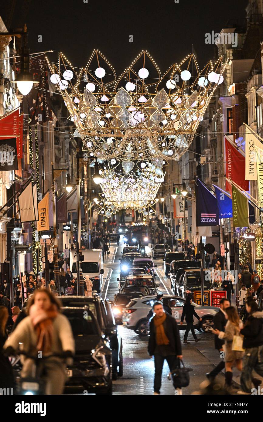 EDITORIAL UTILICE SOLO las vistas generales de Bond Street en Londres durante su evento anual de encendido de luces navideñas. Fecha de la foto: Jueves 16 de noviembre de 2023. Foto de stock