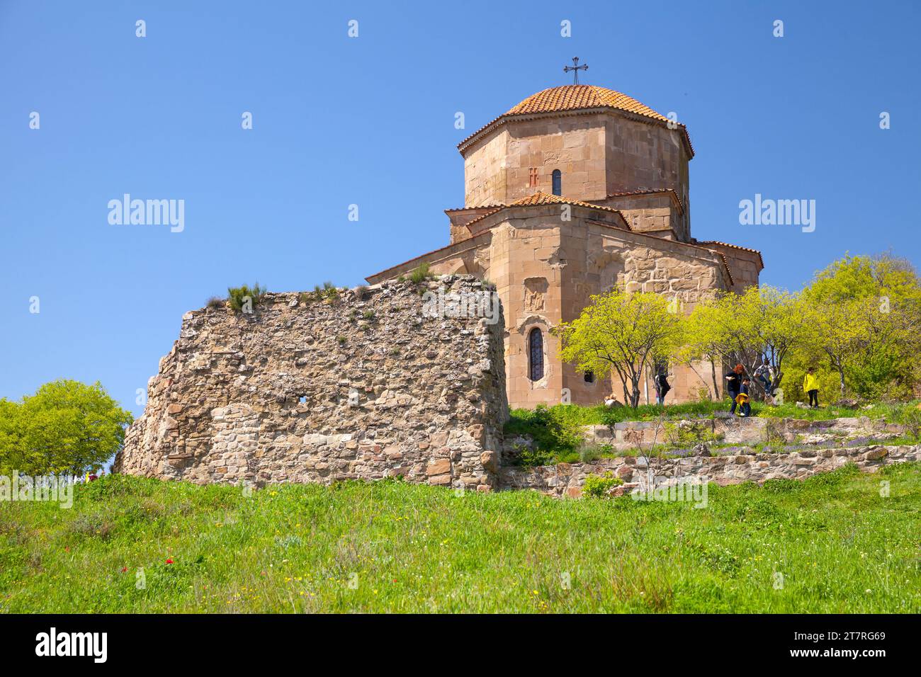 Mtskheta, Georgia - 28 de abril de 2019: Los turistas están cerca del monasterio de Jvari situado en el pico de la montaña cerca de Mtskheta, Georgia Foto de stock