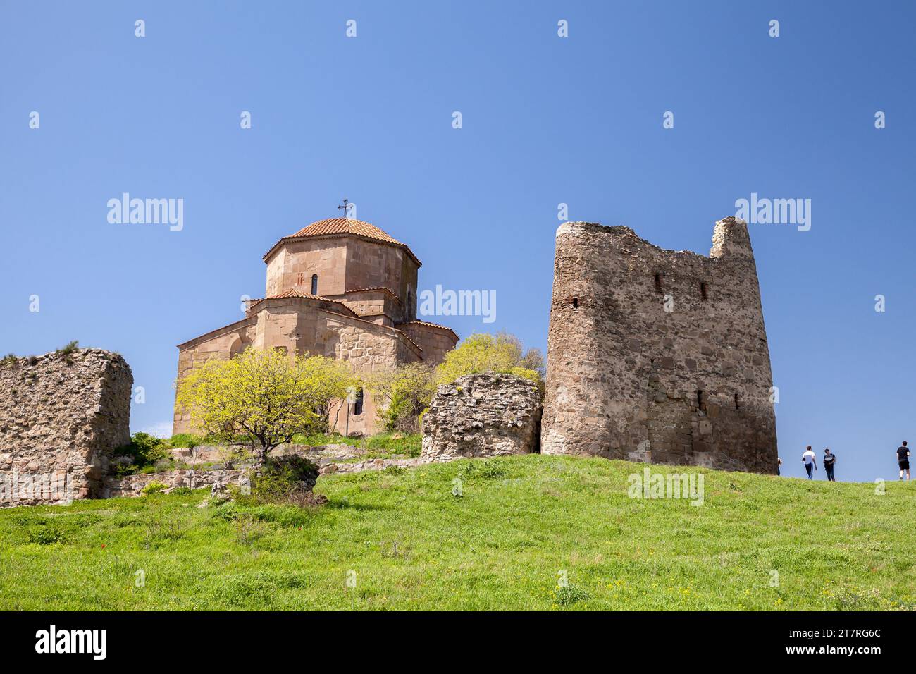 Mtskheta, Georgia - 28 de abril de 2019: Los turistas visitan el monasterio de Jvari situado en el pico de la montaña cerca de Mtskheta, Georgia Foto de stock