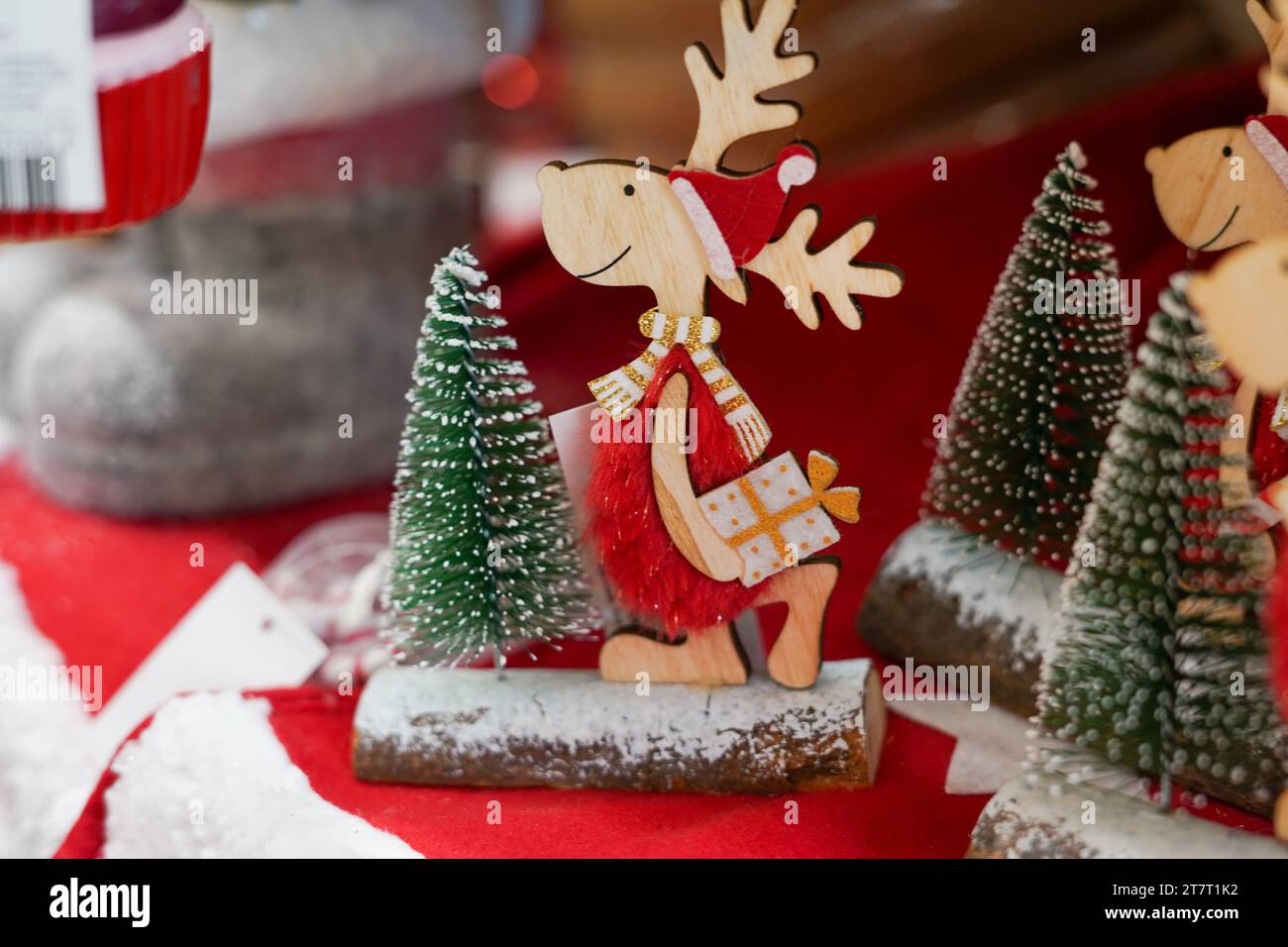 Tienda del mercado de Navidad con juguetes de ciervo de madera. Decoraciones de Navidad rojas Foto de stock