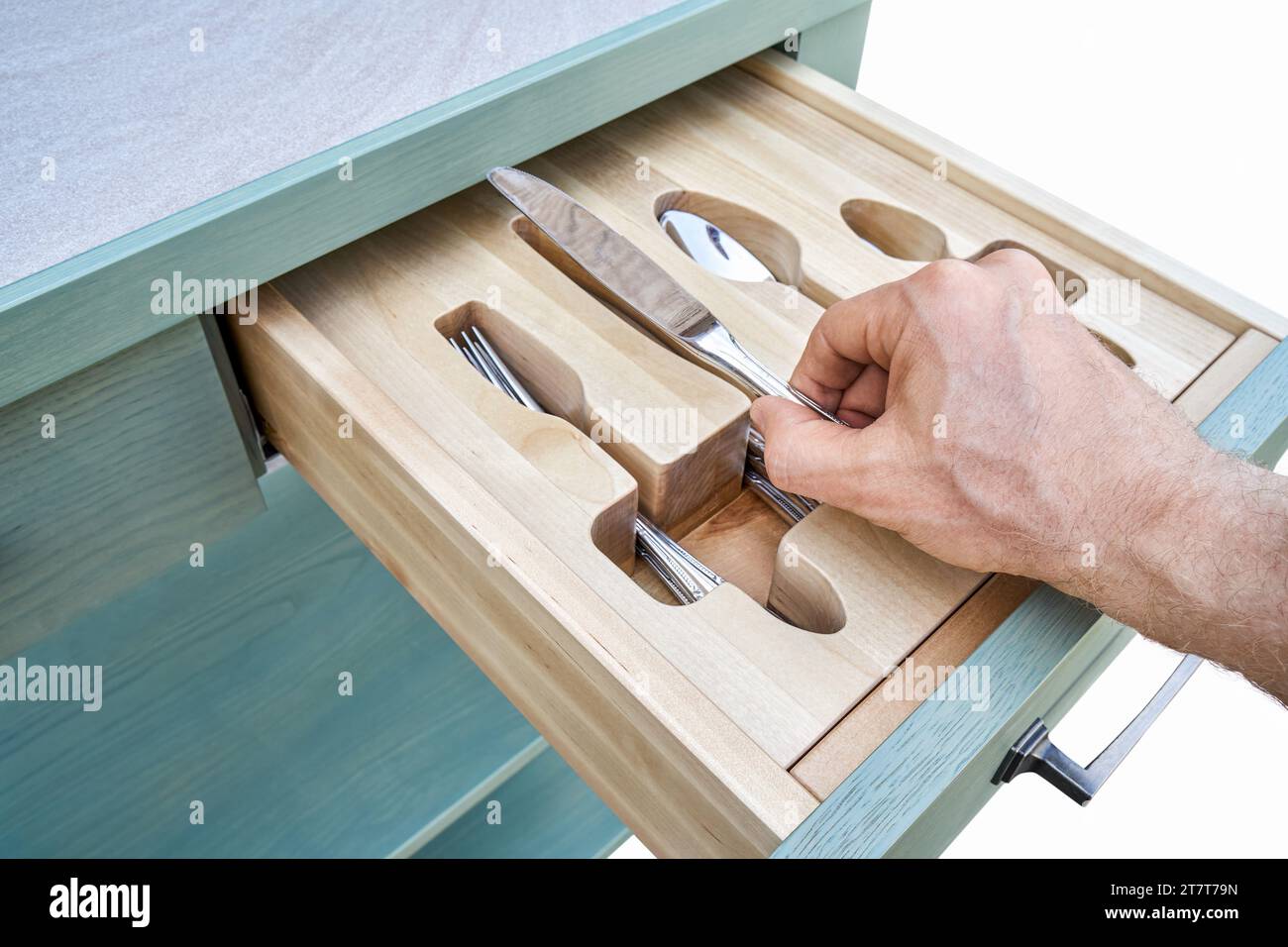 La bandeja de madera para cubiertos se divide en compartimentos y se coloca  en el cajón de la mesa de la cocina.