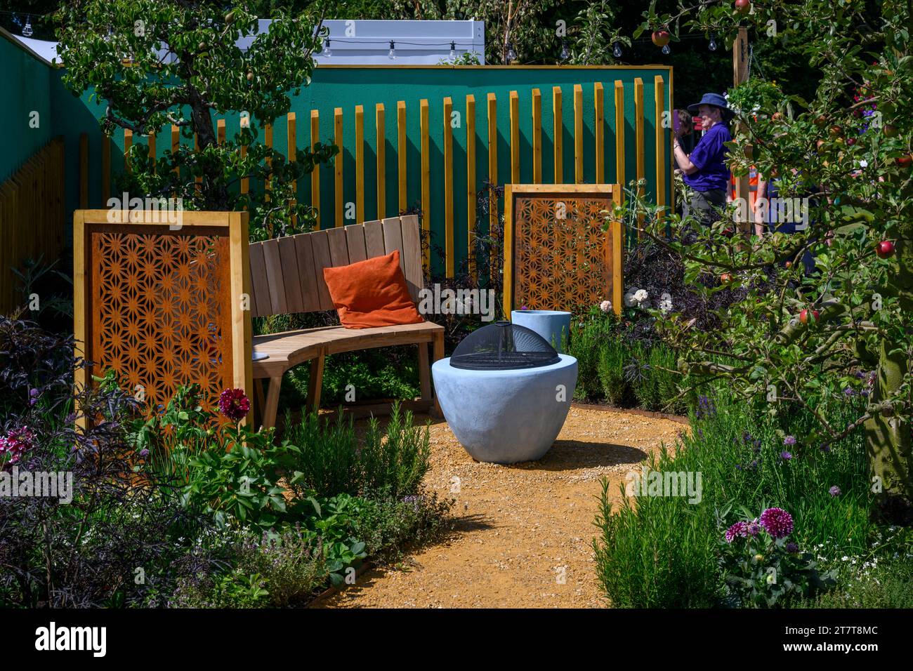 La entrada del concurso Empowerment Garden (pequeña terraza en el patio, flores, hierbas y comestibles) - RHS Tatton Park Flower Show 2023, Cheshire, Inglaterra, Reino Unido. Foto de stock