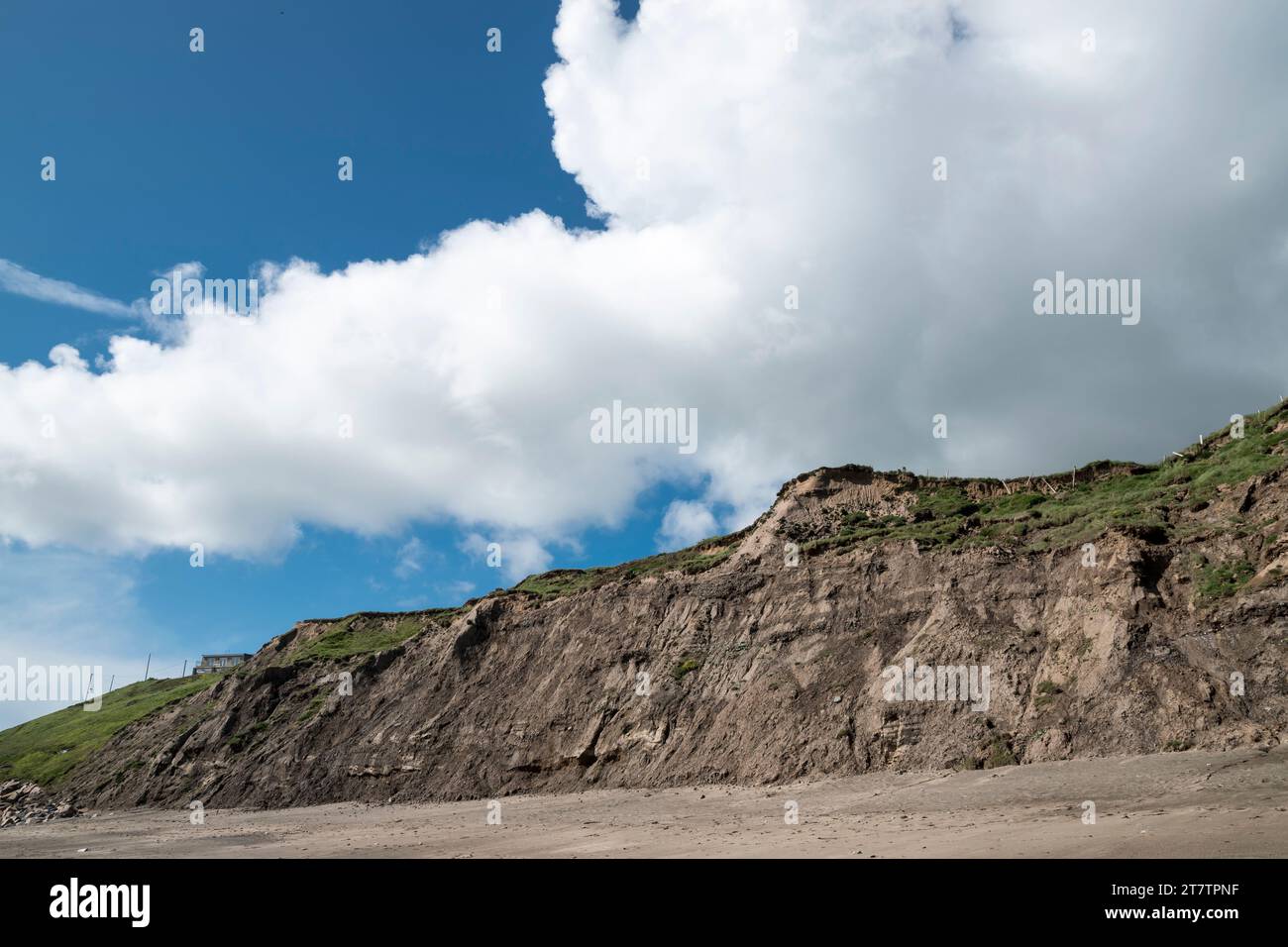Aberdaron en Gwynedd en la península de LLeyn, Gales del Norte, mostrando la erosión del acantilado en la playa de Aberdaron Foto de stock