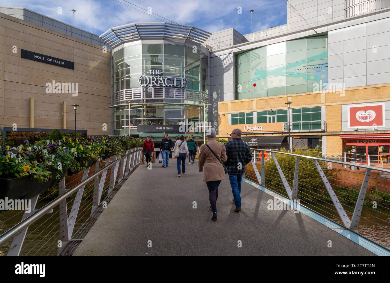 El centro comercial Oracle en el centro de la ciudad, Reading, Berkshire, Inglaterra, Reino Unido Foto de stock