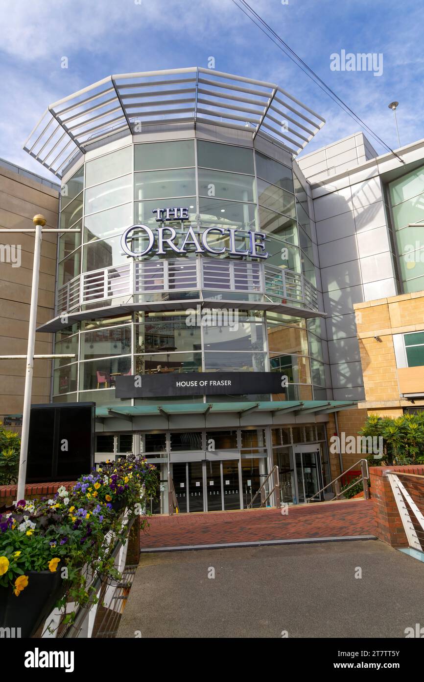 El centro comercial Oracle en el centro de la ciudad, Reading, Berkshire, Inglaterra, Reino Unido Foto de stock