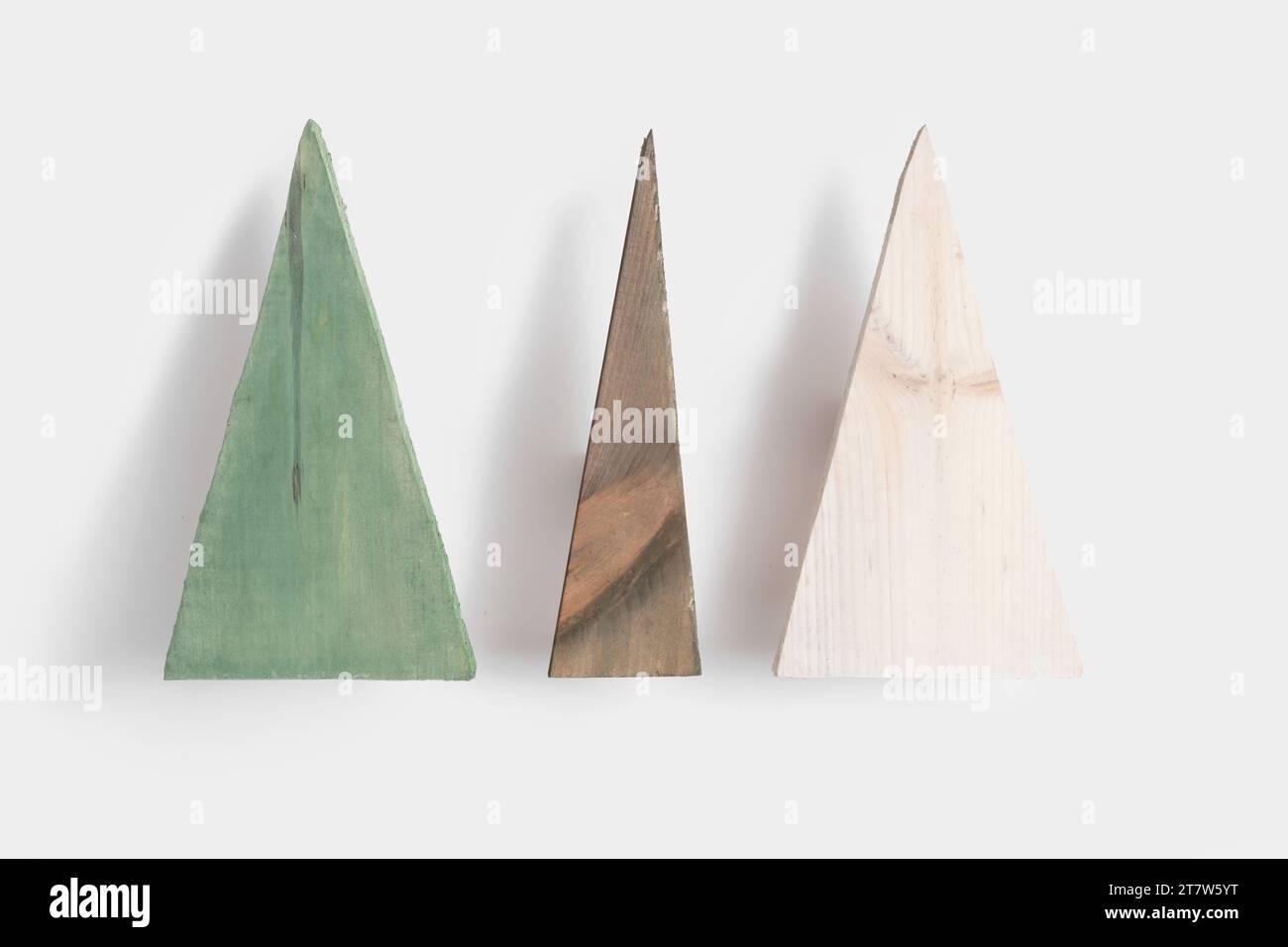 Árbol de Navidad alternativo. Idea fácil de decoración de Navidad de madera. Pared de madera blanca. Decoración nórdica hecha a mano. Diseño de estilo escandinavo Boho. Único DIY Mi Foto de stock