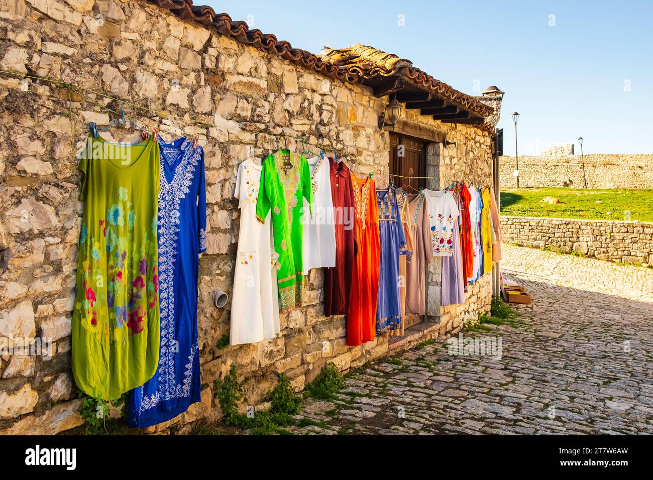 Exhibición de ropa al aire libre fotografías e imágenes de alta