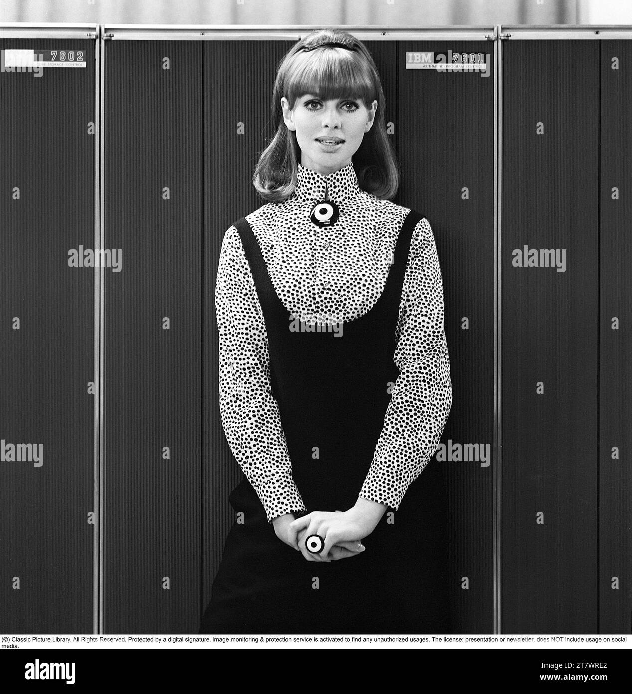 Mujer en vestidos de traje de comedia en 1960 moda ropa divertida