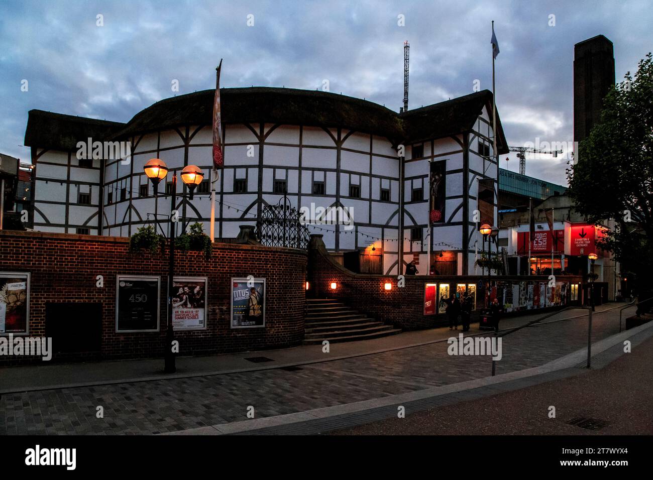 LONDRES, GRAN BRETAÑA - 11 DE MAYO DE 2014: Este es el nuevo Shakespeare's Globe Theater por la noche. Foto de stock