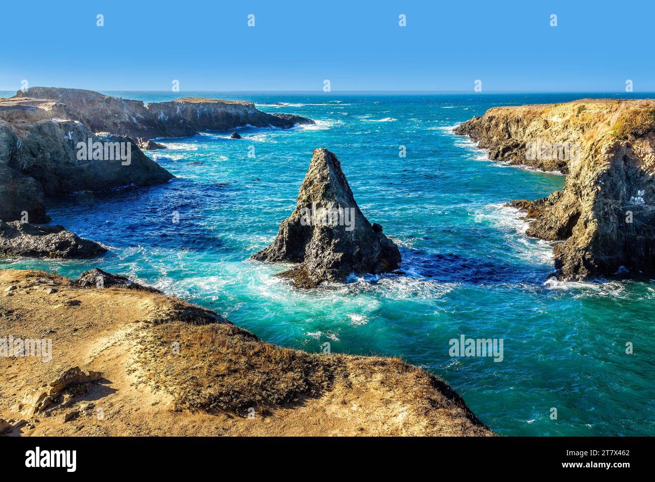 Vista panorámica con pintorescas rocas en el océano Pacífico cerca de Mendocino Foto de stock