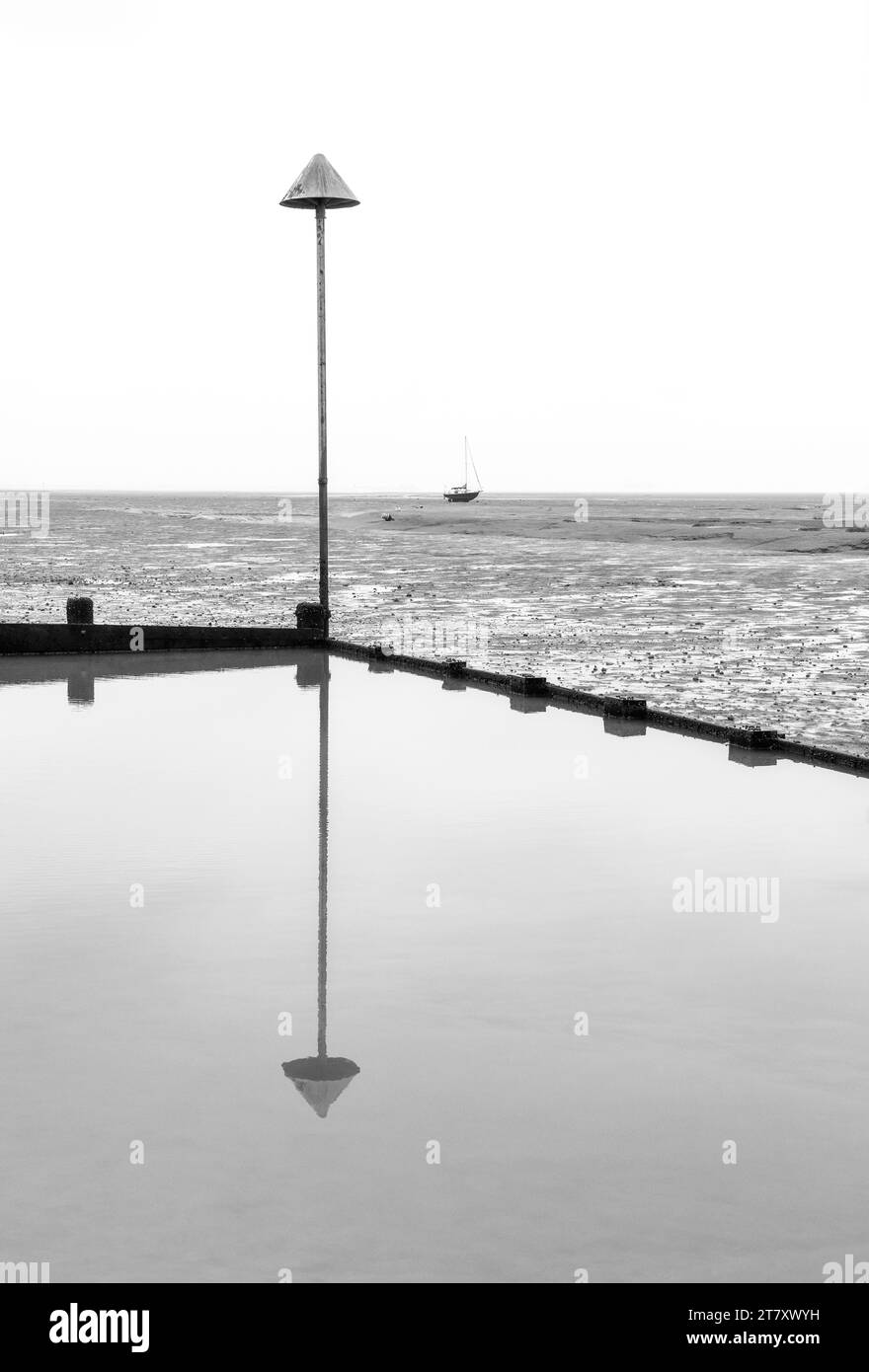 Piscina de marea baja en Leigh on Sea, Essex, Inglaterra, Reino Unido, Europa Foto de stock