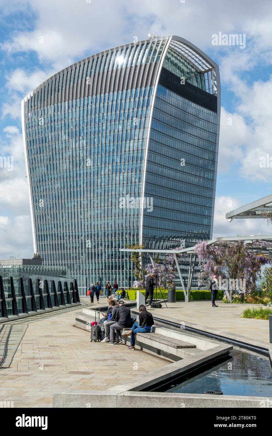 Londres, Reino Unido - 10 de mayo de 2023 : El jardín en 120. Jardín público en la azotea en la parte superior del edificio de oficinas en el centro de Londres. REINO UNIDO. Foto de stock