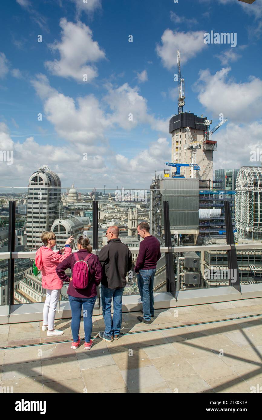 Londres, Reino Unido - 10 de mayo de 2023 : El jardín en 120. Jardín público en la azotea en la parte superior del edificio de oficinas en el centro de Londres. REINO UNIDO. Foto de stock