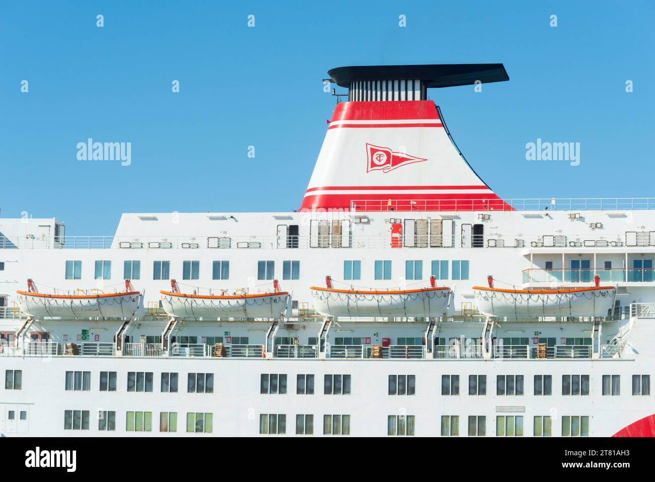 ALMERÍA, ESPAÑA - 07 DE NOVIEMBRE de 2023 Un buque de pasajeros que sirve la ruta que conecta Almería en España con Melilla en África fue construido en 1981, el barco ca Foto de stock