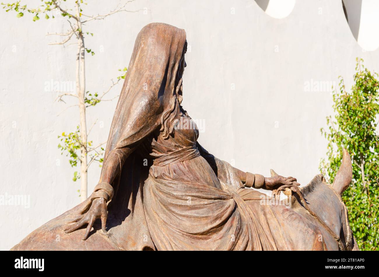 SERON, ESPAÑA - 05 DE NOVIEMBRE de 2023 Un monumento de bronce llamado La Novia de Seron que representa a una novia en un caballo que iba a llevarla a la ciudad de Baza a m Foto de stock