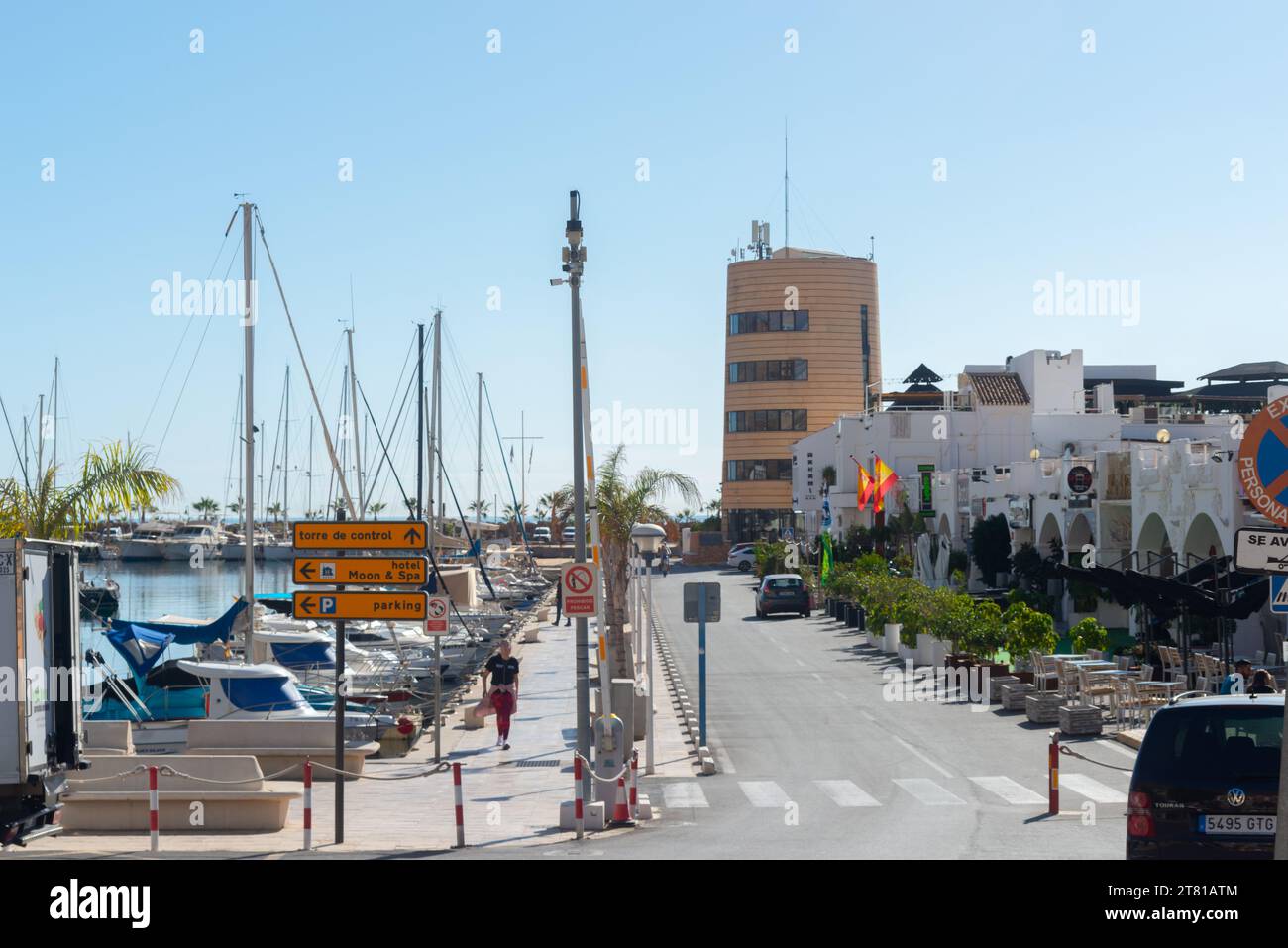 AGUADULCE, ESPAÑA - 07 DE NOVIEMBRE de 2023 Uno de los muelles deportivos más grandes y atractivos de la costa de Almería, con 764 amarres que van desde los 5 hasta los 25 Foto de stock