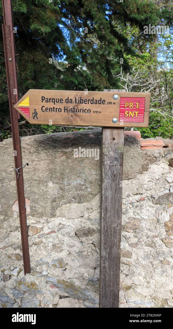 Señal de tráfico: Una señal para los turistas que indica la dirección a dónde ir al centro histórico de la zona del parque en Sintra Foto de stock