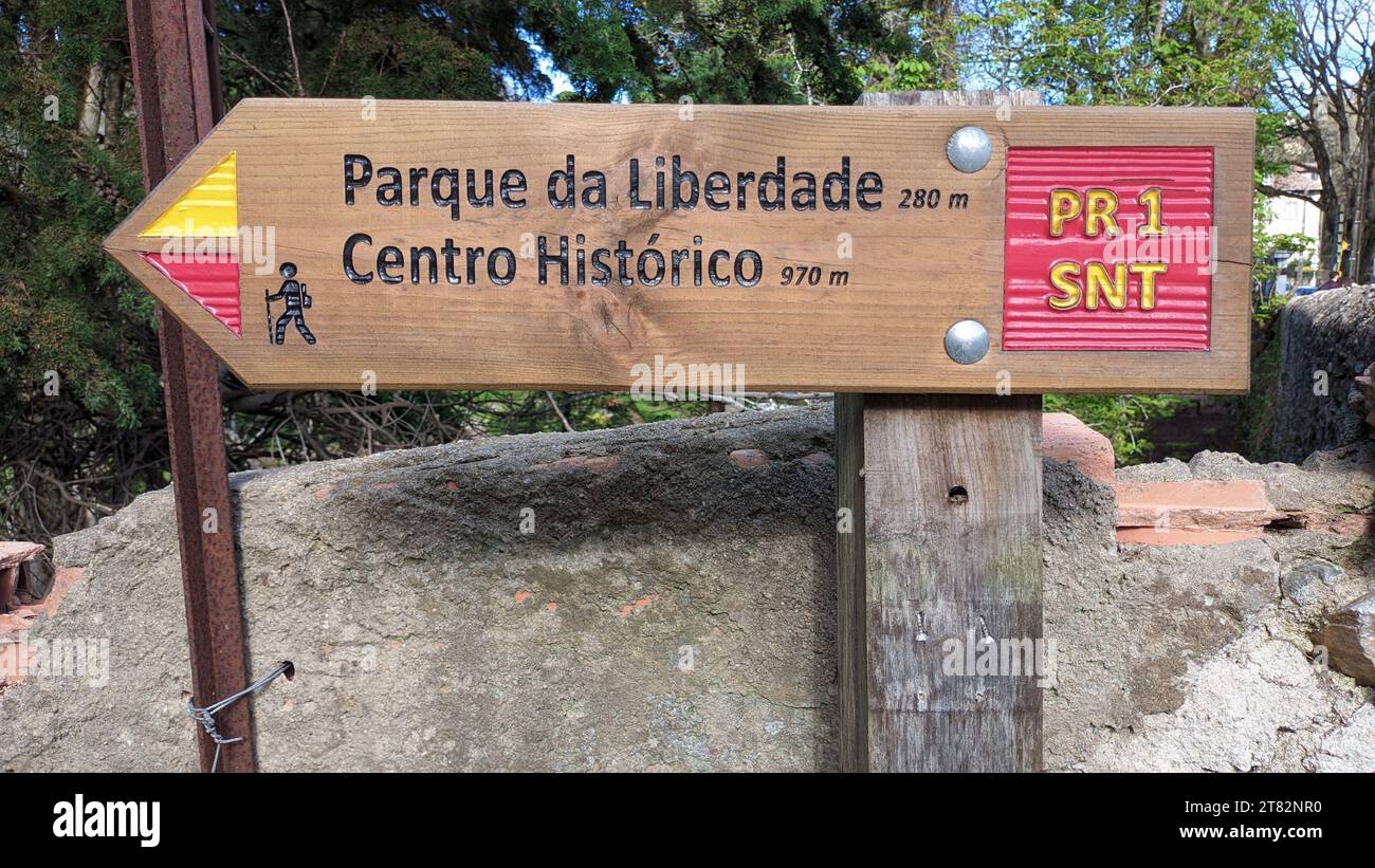 Señal de tráfico: Una señal para los turistas que indica la dirección a dónde ir al centro histórico de la zona del parque en Sintra Foto de stock