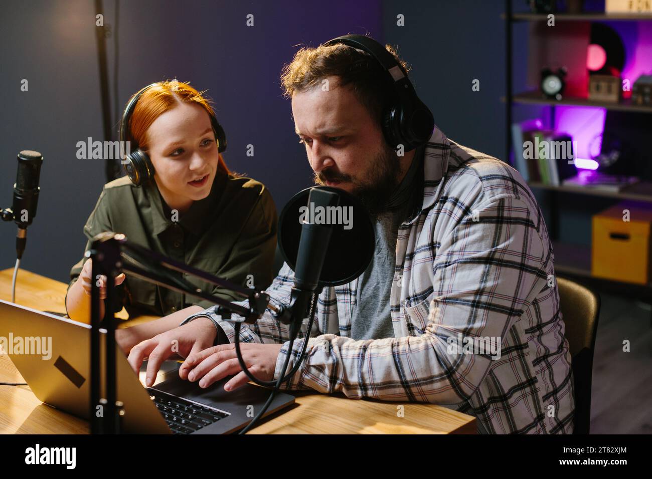 El locutor de radio lee las preguntas de los oyentes al invitado del estudio. Concepto de medios en línea. Foto de stock