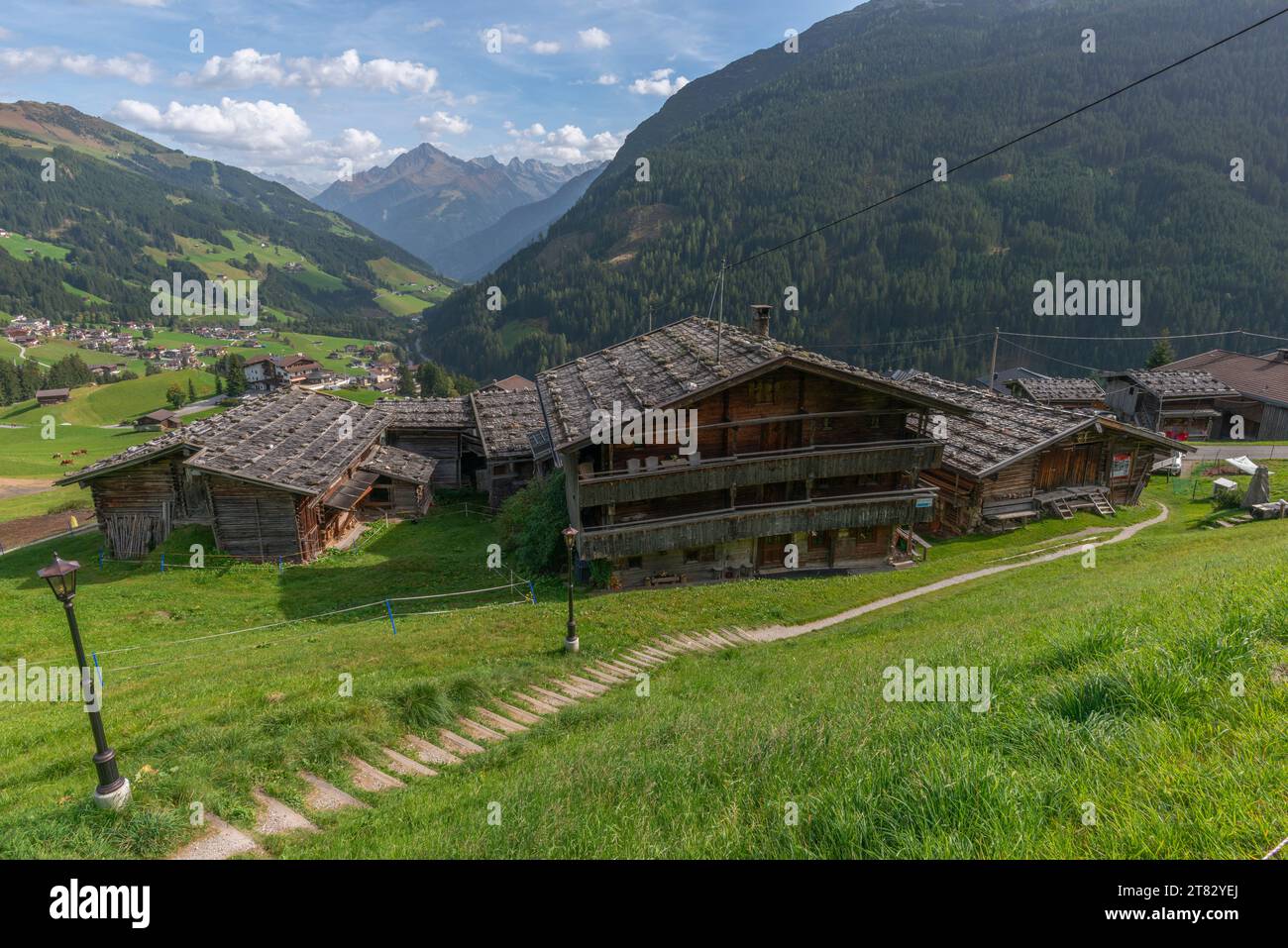 Patrimonio cultural e histórico, edificios catalogados en la aldea Gemais, Valle Tuxer Tal, Zillertaler Alpen, Tirol, Austria Foto de stock