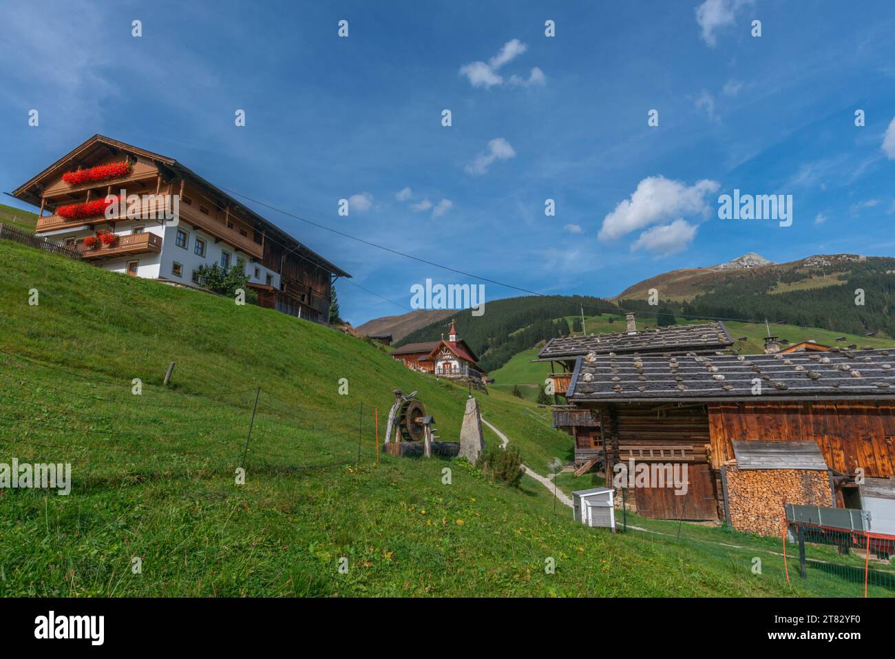 Patrimonio cultural e histórico, edificios catalogados en la aldea Gemais, Valle Tuxer Tal, Zillertaler Alpen, Tirol, Austria Foto de stock