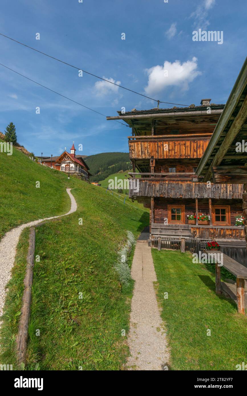 Patrimonio cultural e histórico, edificios catalogados en la aldea Gemais, Valle Tuxer Tal, Zillertaler Alpen, Tirol, Austria Foto de stock