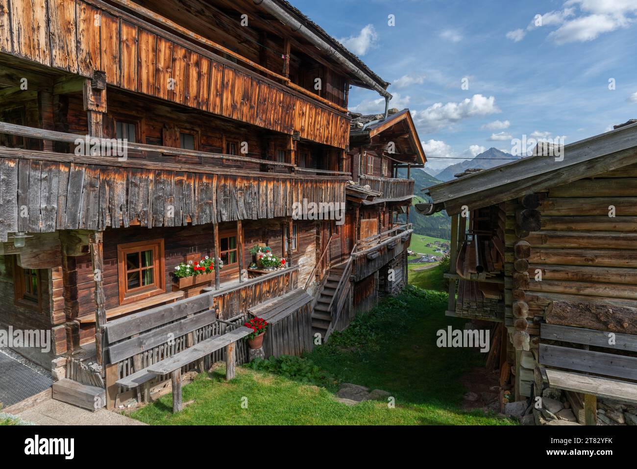 Patrimonio cultural e histórico, edificios catalogados en la aldea Gemais, Valle Tuxer Tal, Zillertaler Alpen, Tirol, Austria Foto de stock