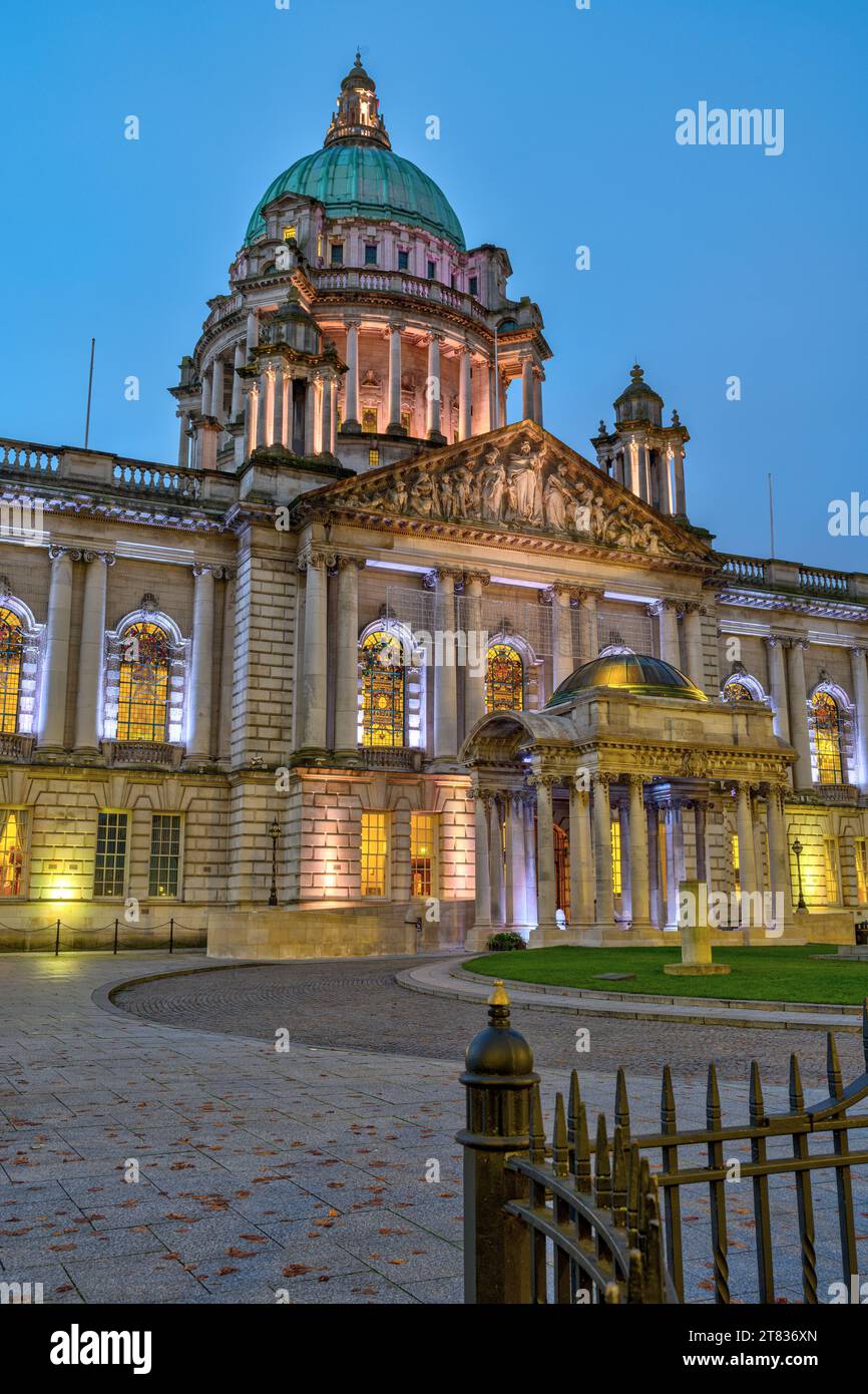 El iluminado Ayuntamiento de Belfast en el crepúsculo Foto de stock