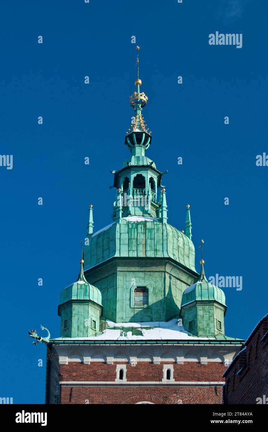 Torre Sigismund en la catedral de Wawel en invierno en Cracovia, Polonia Foto de stock