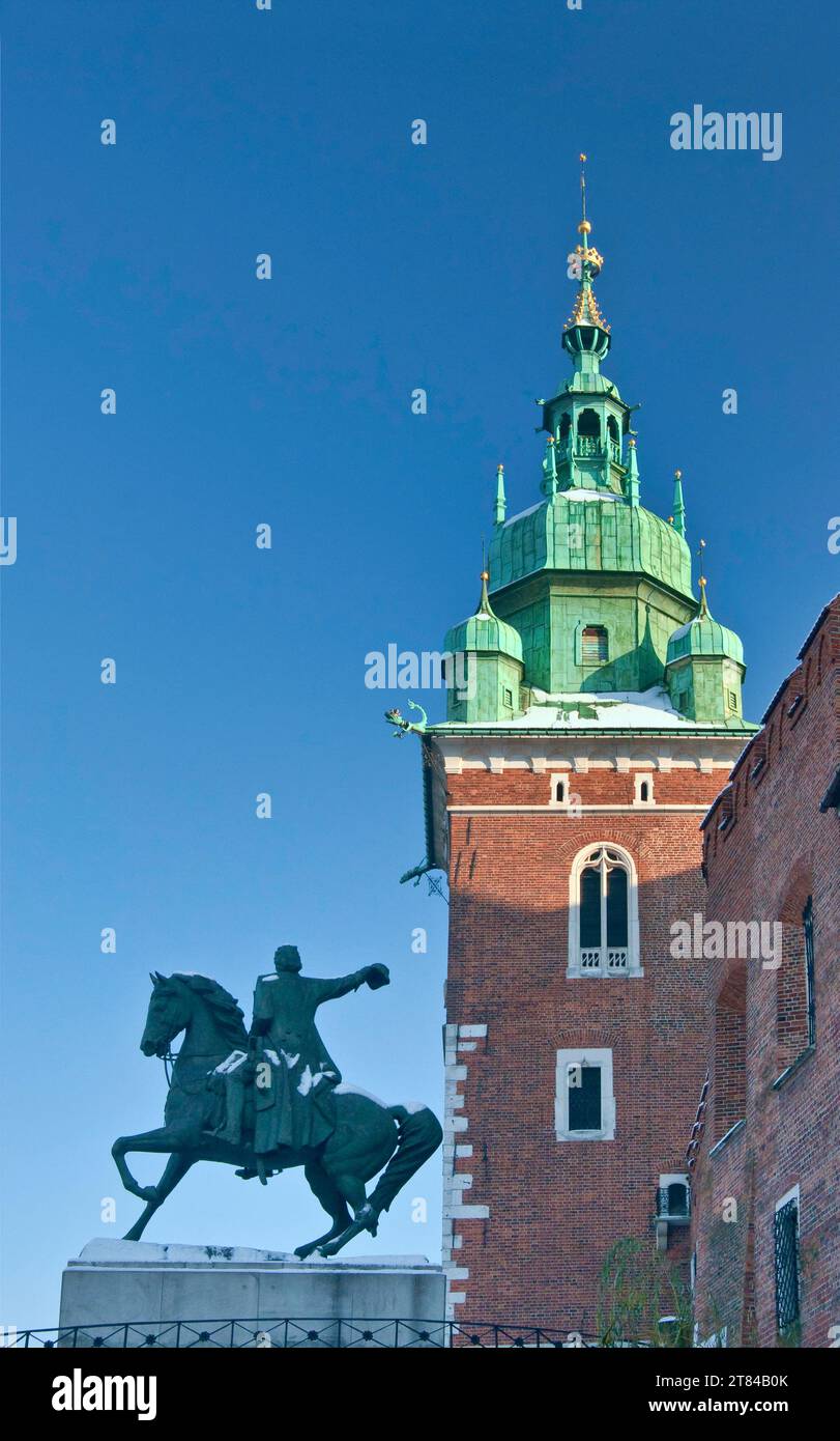 Monumento de Tadeusz Kosciuszko, Torre Sigismund en la catedral de Wawel en invierno en Cracovia, Polonia Foto de stock