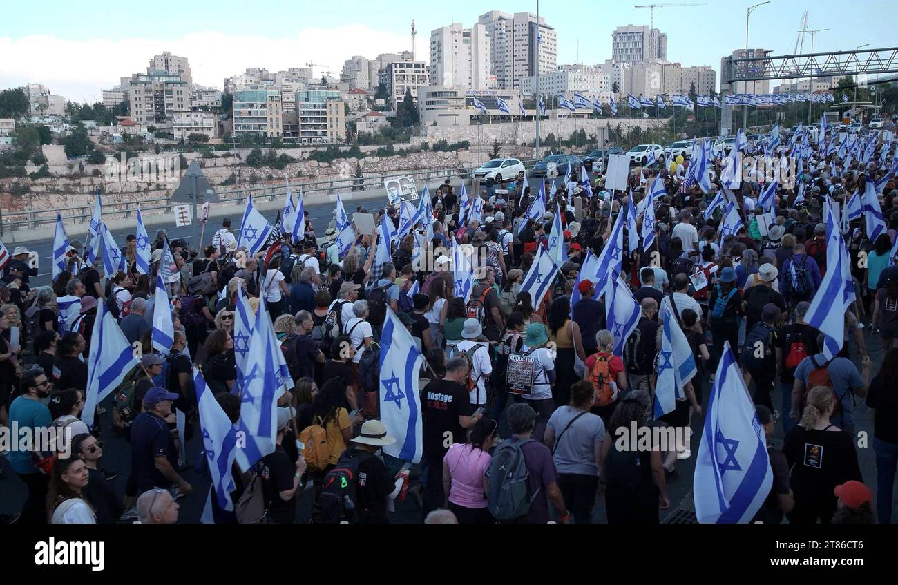 Decenas de miles de israelíes liderados por las familias de rehenes arrebatados por el grupo militante palestino Hamas en Gaza entran a Jerusalén para exigir que el gobierno trabaje para liberar a sus seres queridos del cautiverio en Gaza el 18 de noviembre de 2023 en Jerusalén, Israel. Foto de stock