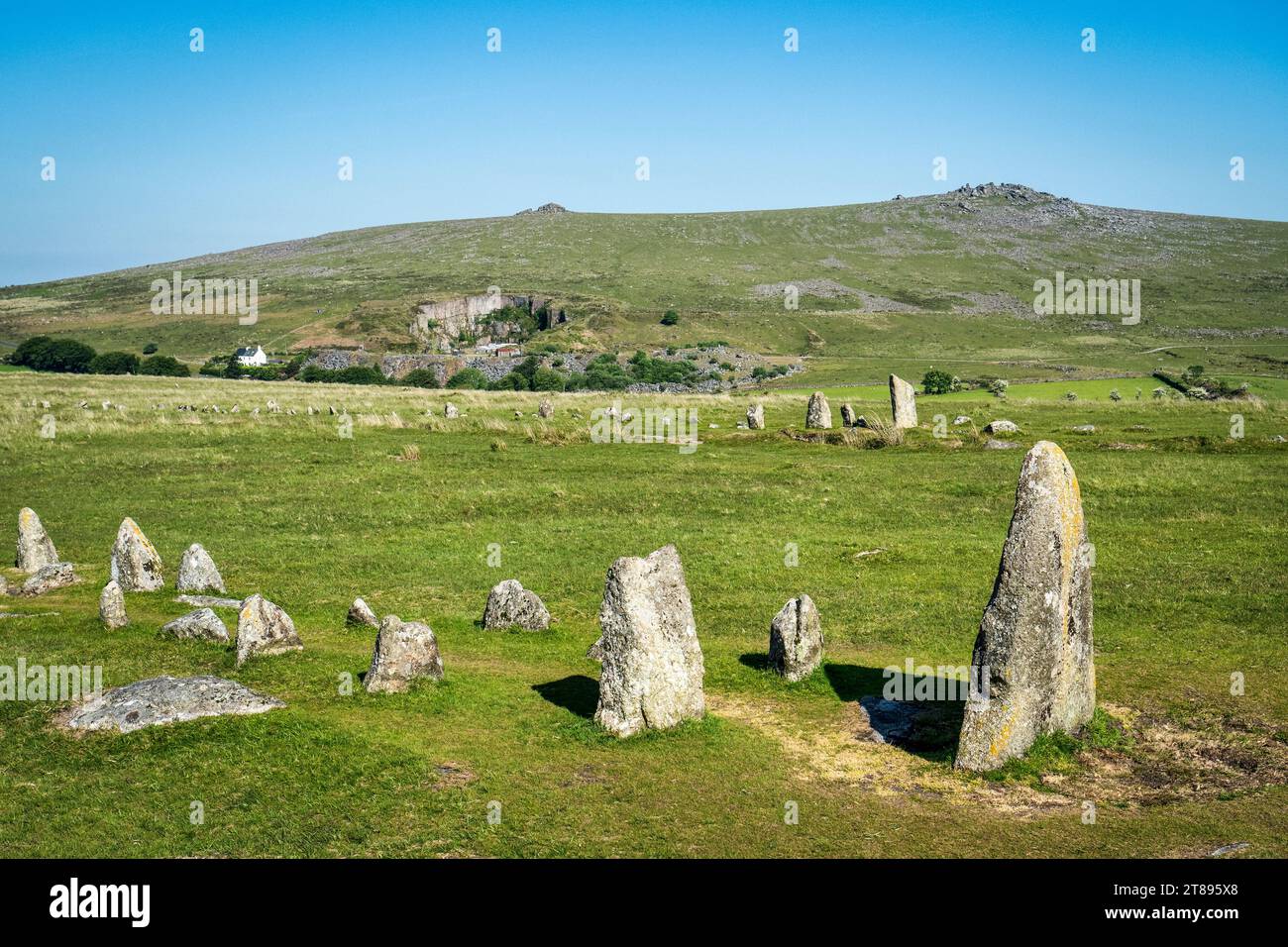 Una fila de piedra, uno de los varios monumentos de la Edad de Bronce alrededor de Merrivale en Dartmoor, cerca de Tavistock, Devon, con Gran Staple Tor en el fondo. Foto de stock