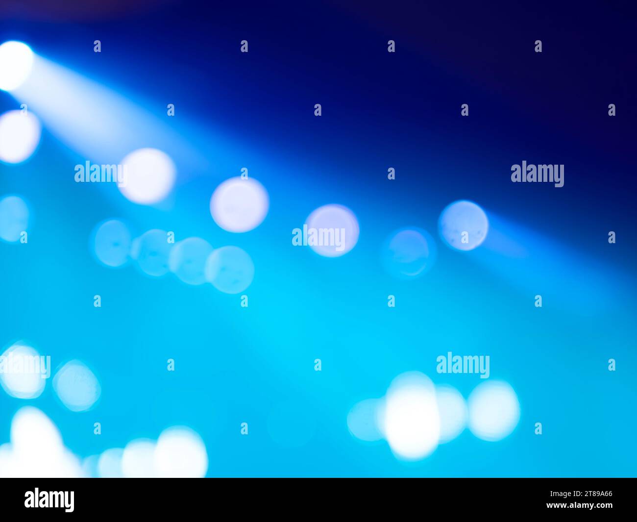 borroso de focos o haces de luz en el escenario, concierto, brillando directamente de izquierda a derecha. Foto de stock