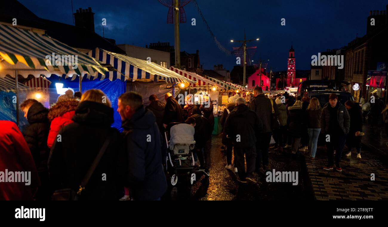 Vista general de un mercado callejero de Navidad en Lanark, Escocia Foto de stock