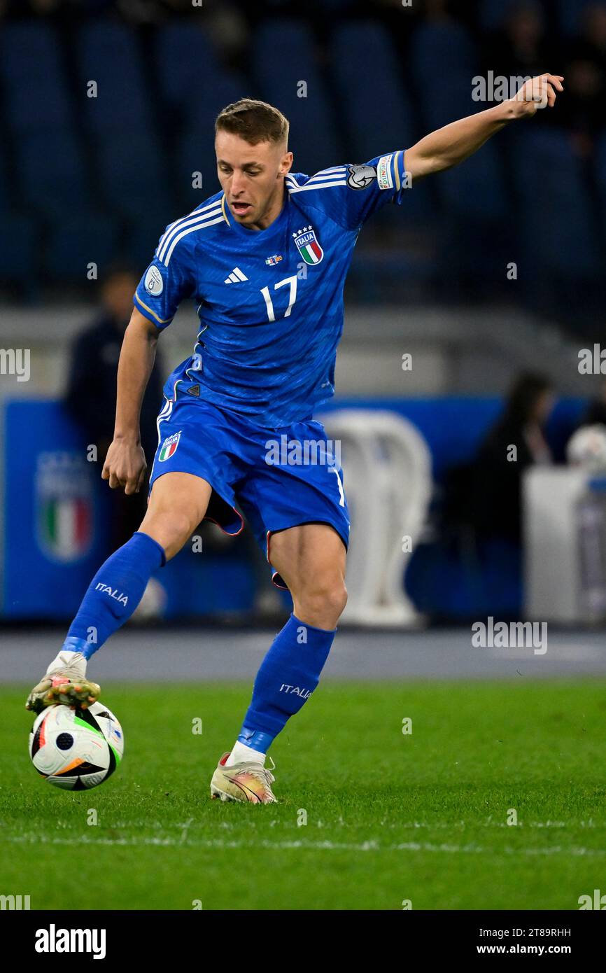 Davide Frattesi de Italia en acción durante el partido de fútbol del
