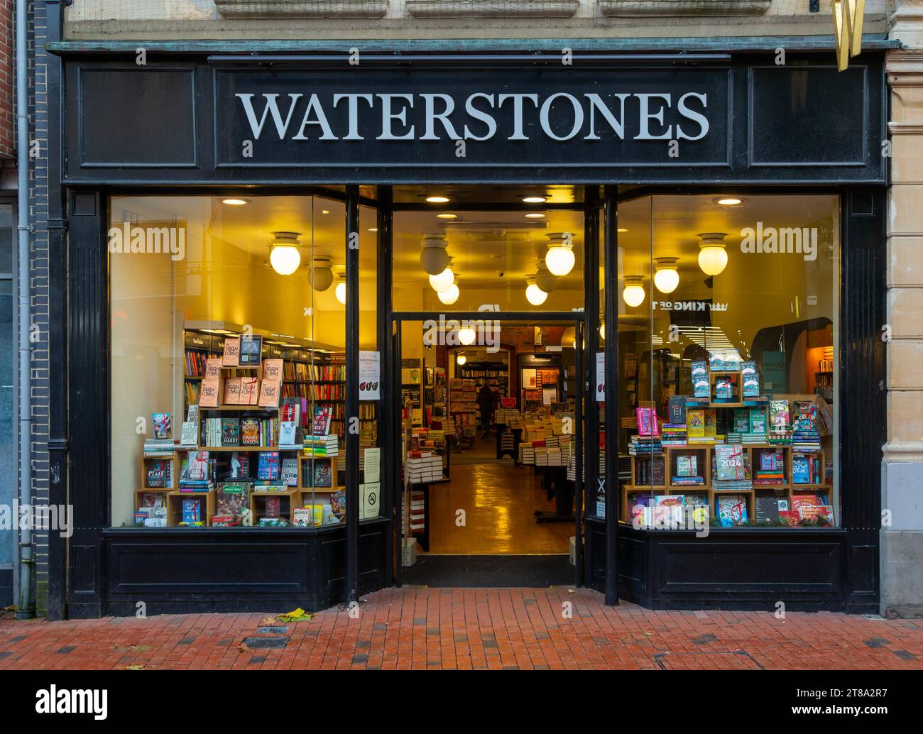 Librería Waterstones en el centro de la ciudad de Reading, Berkshire, Inglaterra, Reino Unido Foto de stock