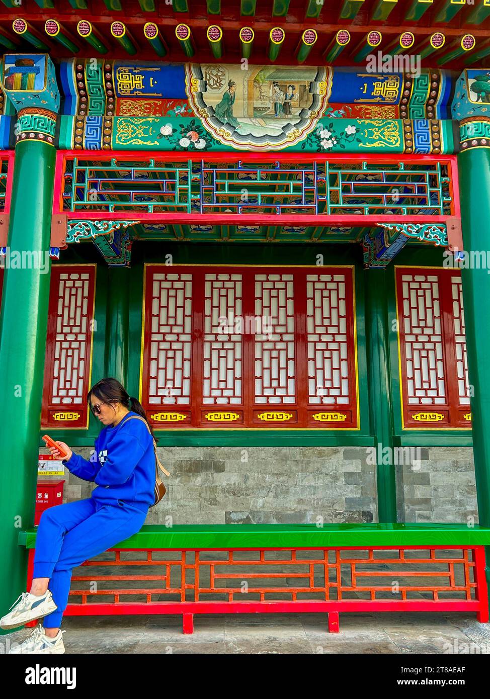 Beijing, China, turistas chinos que visitan el parque urbano, 'Beihai Park', monumentos históricos, mujer sentada frente a la pared pintada, retratos Foto de stock