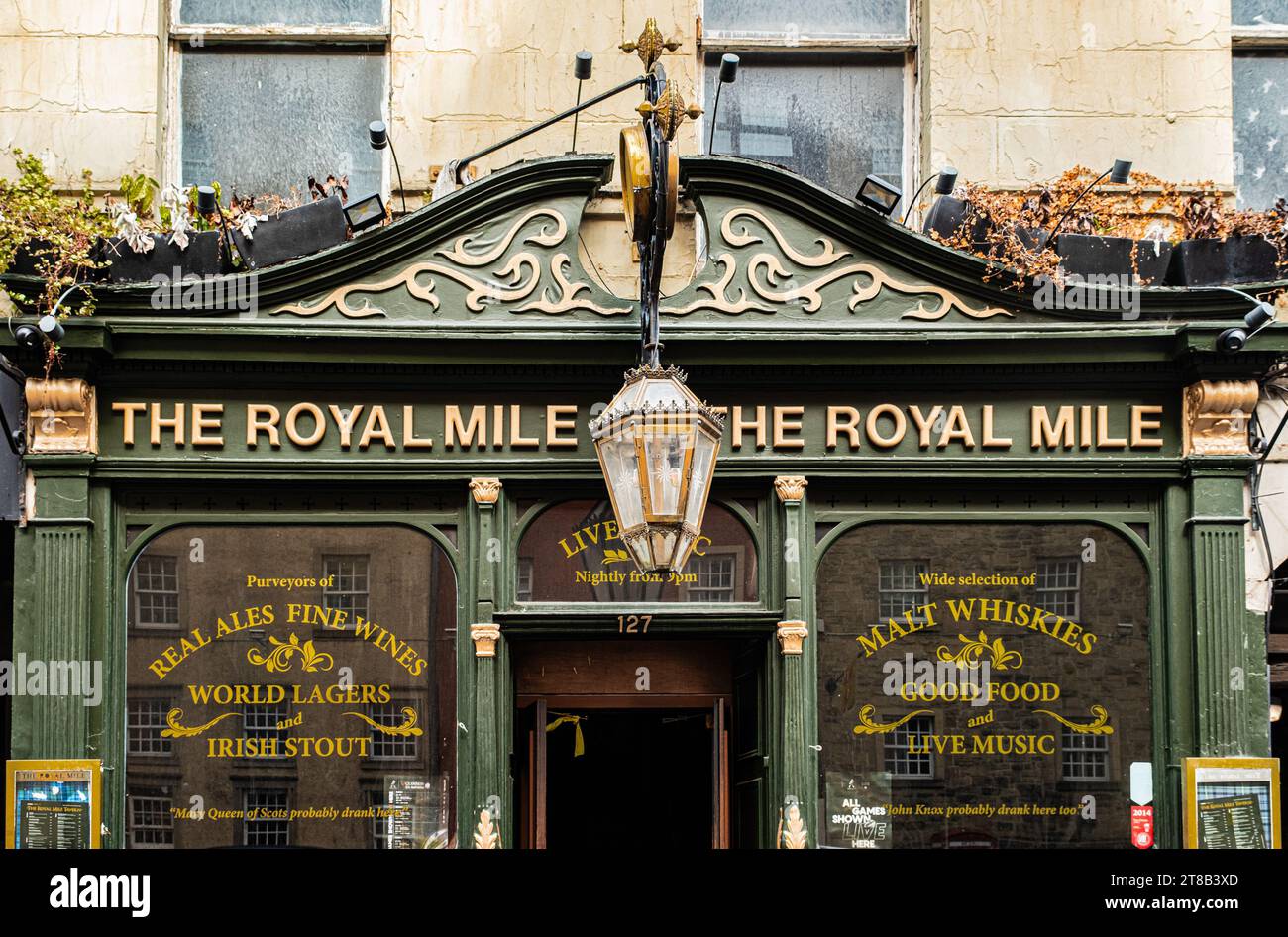 EDIMBURGO, ESCOCIA - 7 de septiembre de 2023: La Royal Mile se extiende entre dos lugares en Edimburgo Escocia, el Castillo de Edimburgo y el Palacio Holyrood y cont Foto de stock