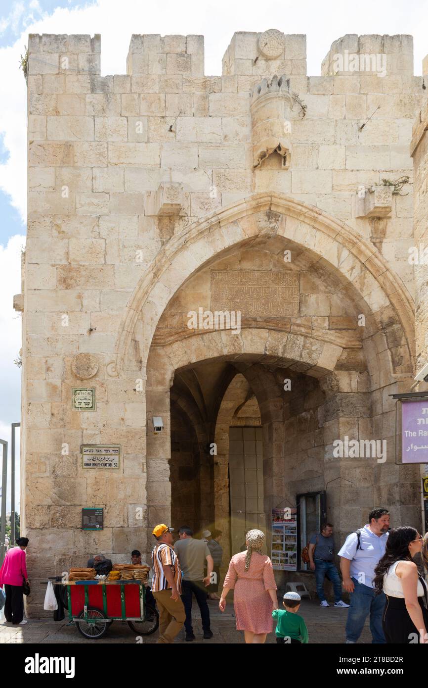 Puerta de Jaffa, Plaza Omar Ibn El-Khattab, con vendedor de comida y visitantes. Ciudad Vieja de Jerusalén, Israel, Foto de stock