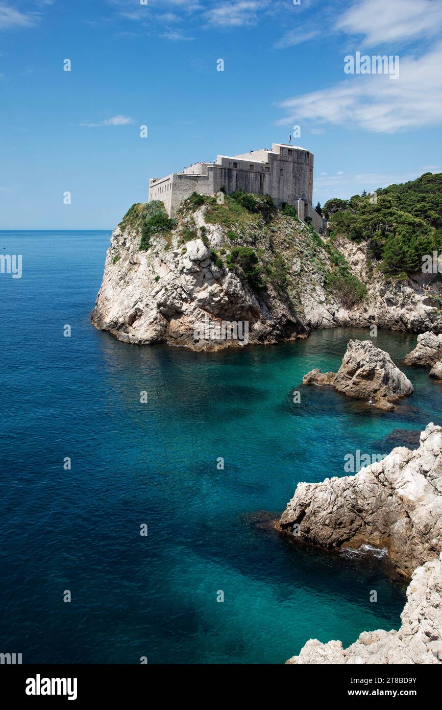 Fort Lovrijenac o St. La fortaleza Lawrence, a menudo llamada “Gibraltar de Dubrovnik”, es una fortaleza que protegía esta ciudad costera en Croacia. Foto de stock