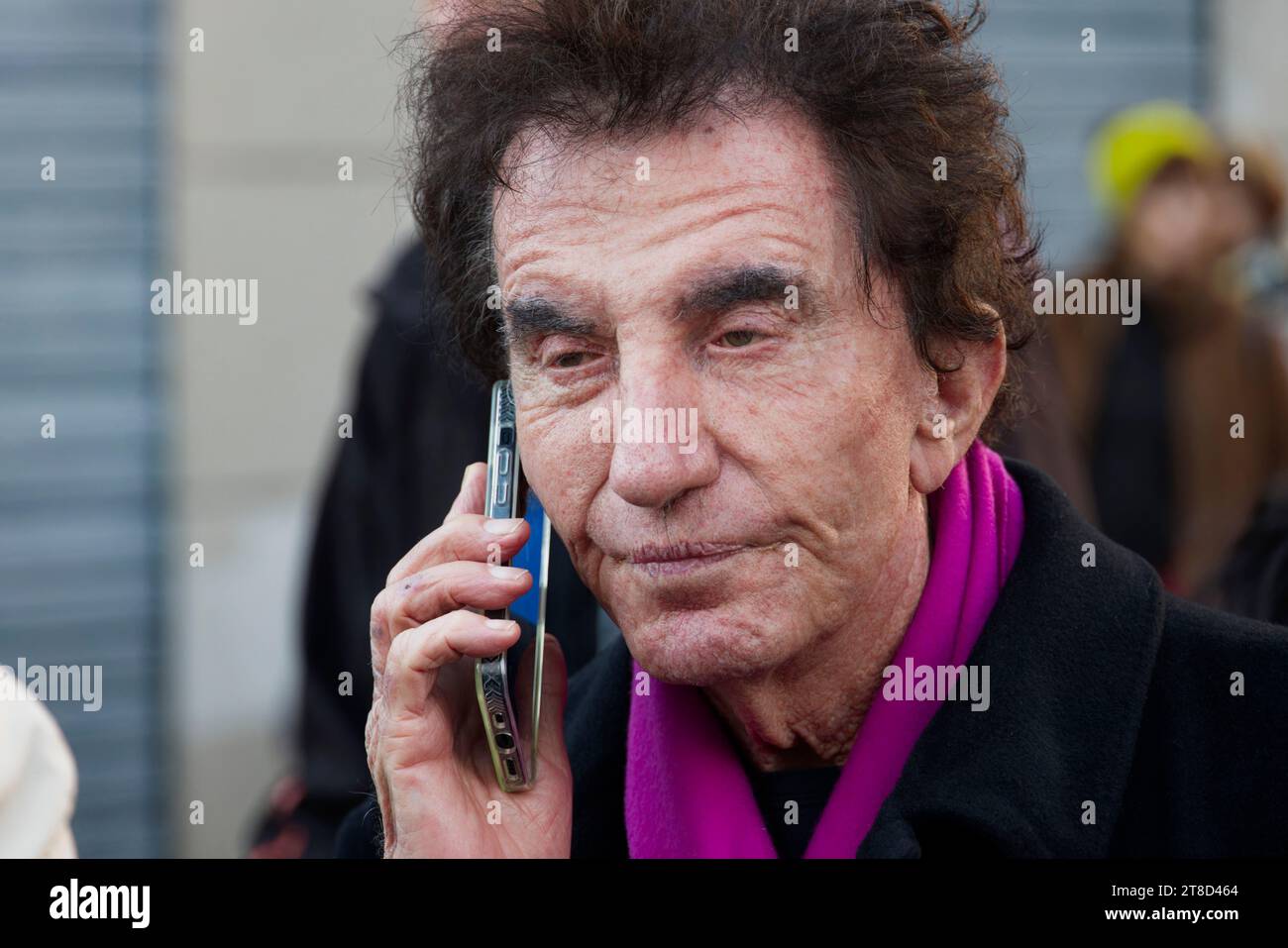 París, Francia. 19 de noviembre de 2023. Jack Lang asiste a la marcha silenciosa, unida, humanitaria y pacifista por la paz en el Medio Oriente a la llamada de un colectivo de 500 personalidades culturales el domingo 19 de noviembre de 2023 en París, Francia. Crédito: Bernard Menigault/Alamy Live News Foto de stock