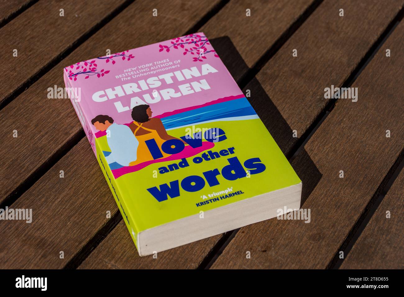 Primer plano El amor de Christina Lauren y otras palabras libro en una mesa  de madera Fotografía de stock - Alamy