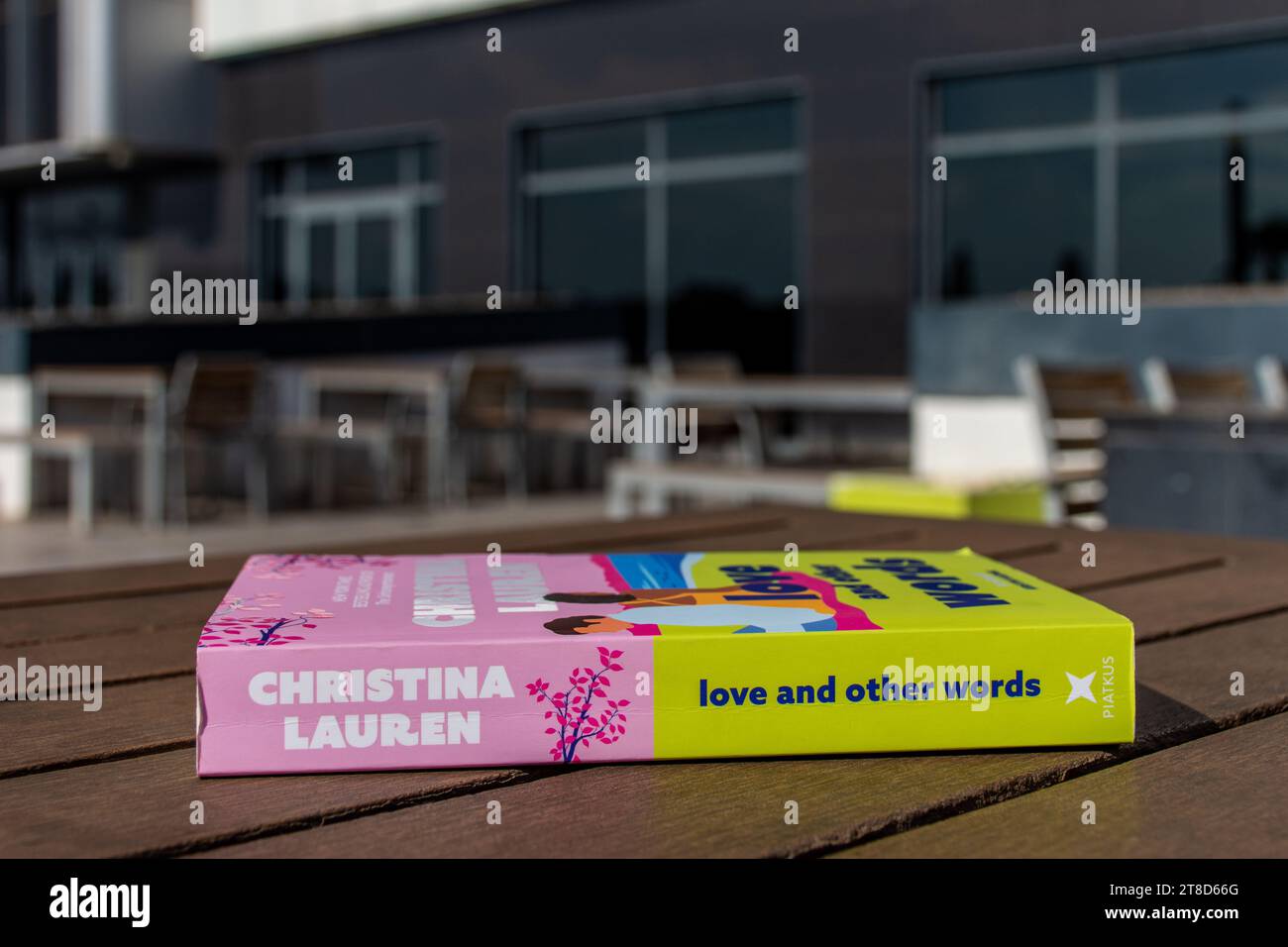 Primer plano El amor de Christina Lauren y otras palabras libro en una mesa  de madera Fotografía de stock - Alamy