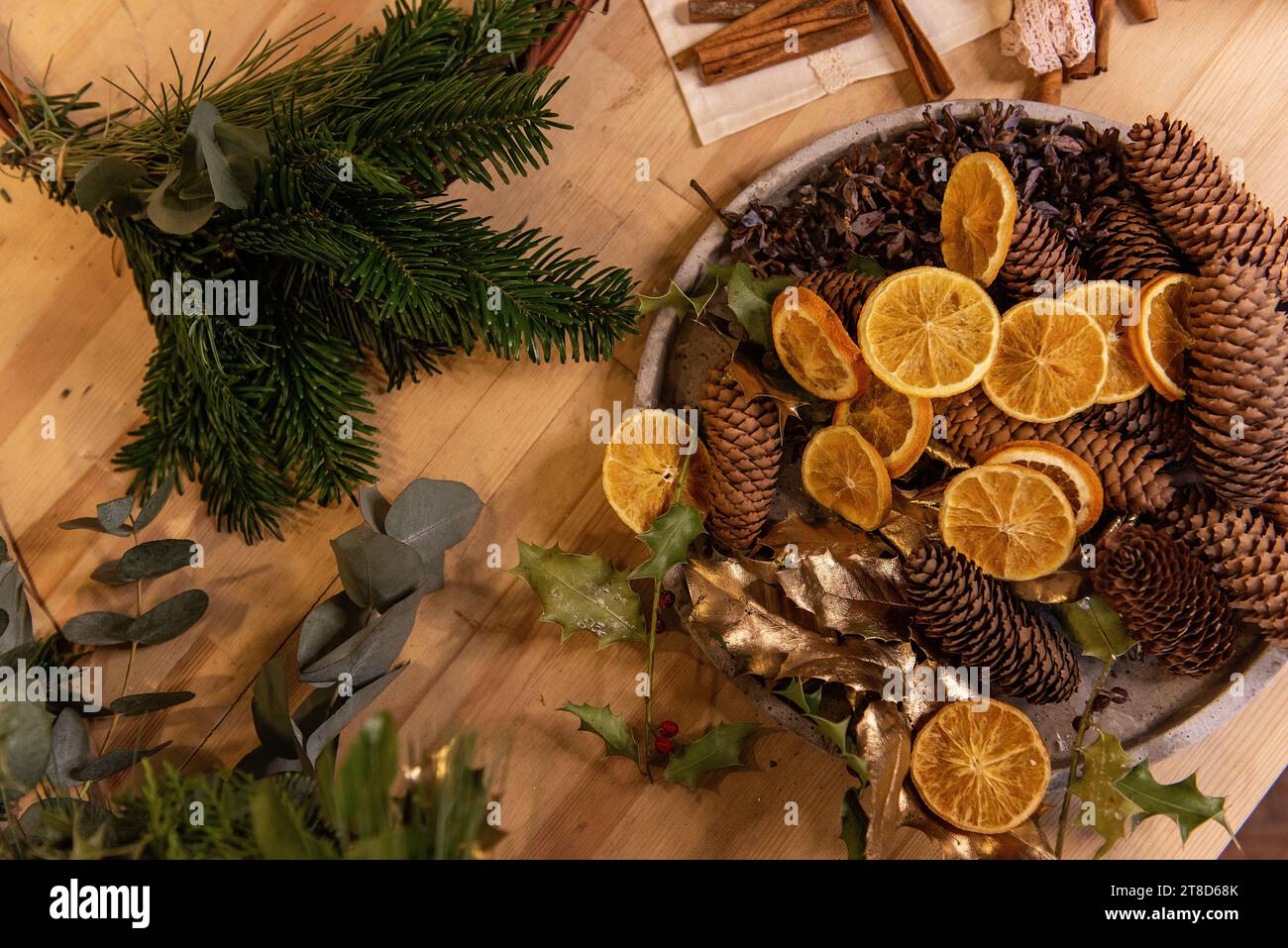 Corona de picea natural de Navidad con decoración seca, caña de pampas y  canela sobre fondo de madera Fotografía de stock - Alamy