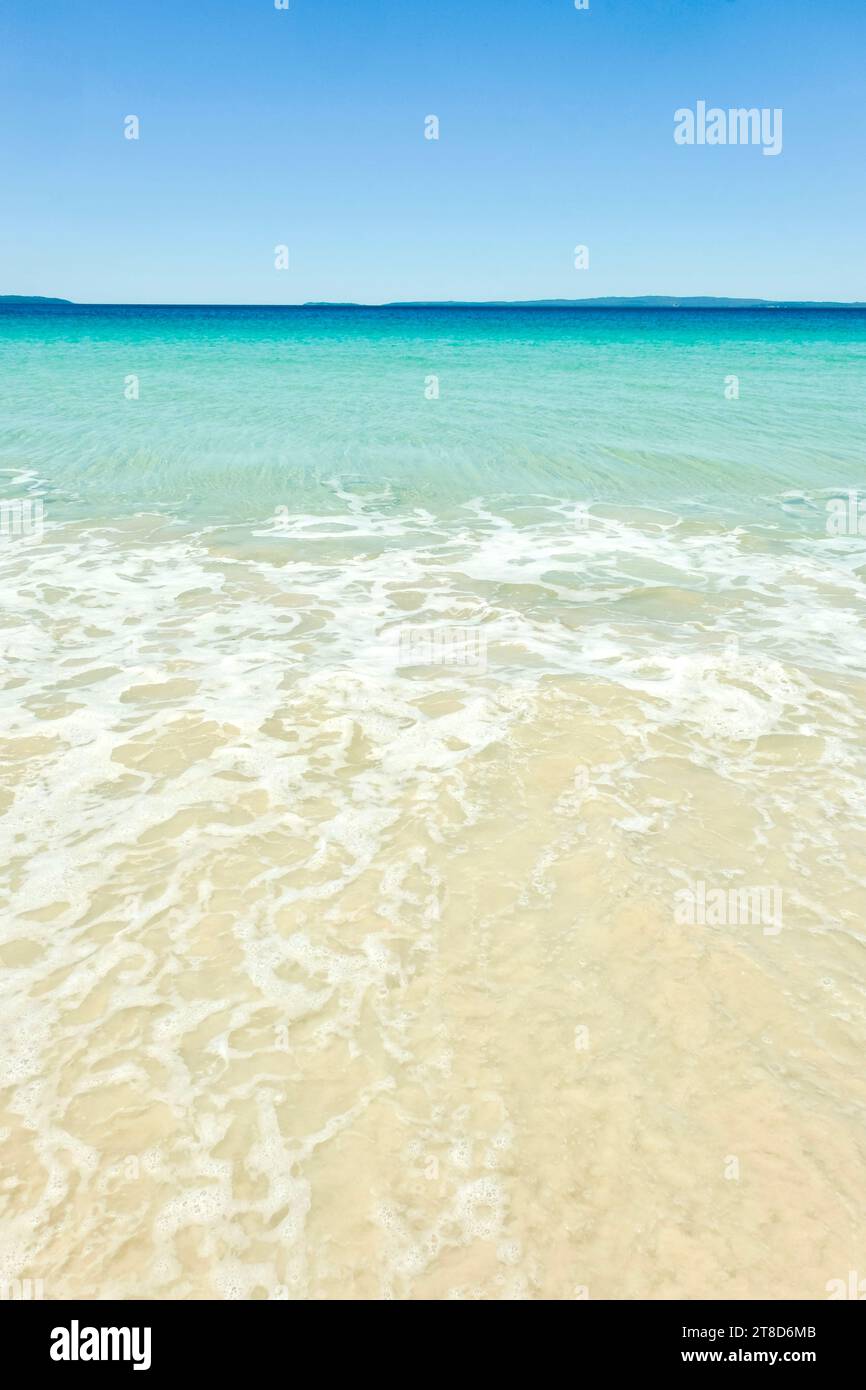 Aguas turquesas claras, cielos azules sin nubes, espuma marina y arena blanca en un día soleado en Callala Beach en Shoalhaven — Parque Nacional Jervis Bay, Nueva Gales del Sur Foto de stock