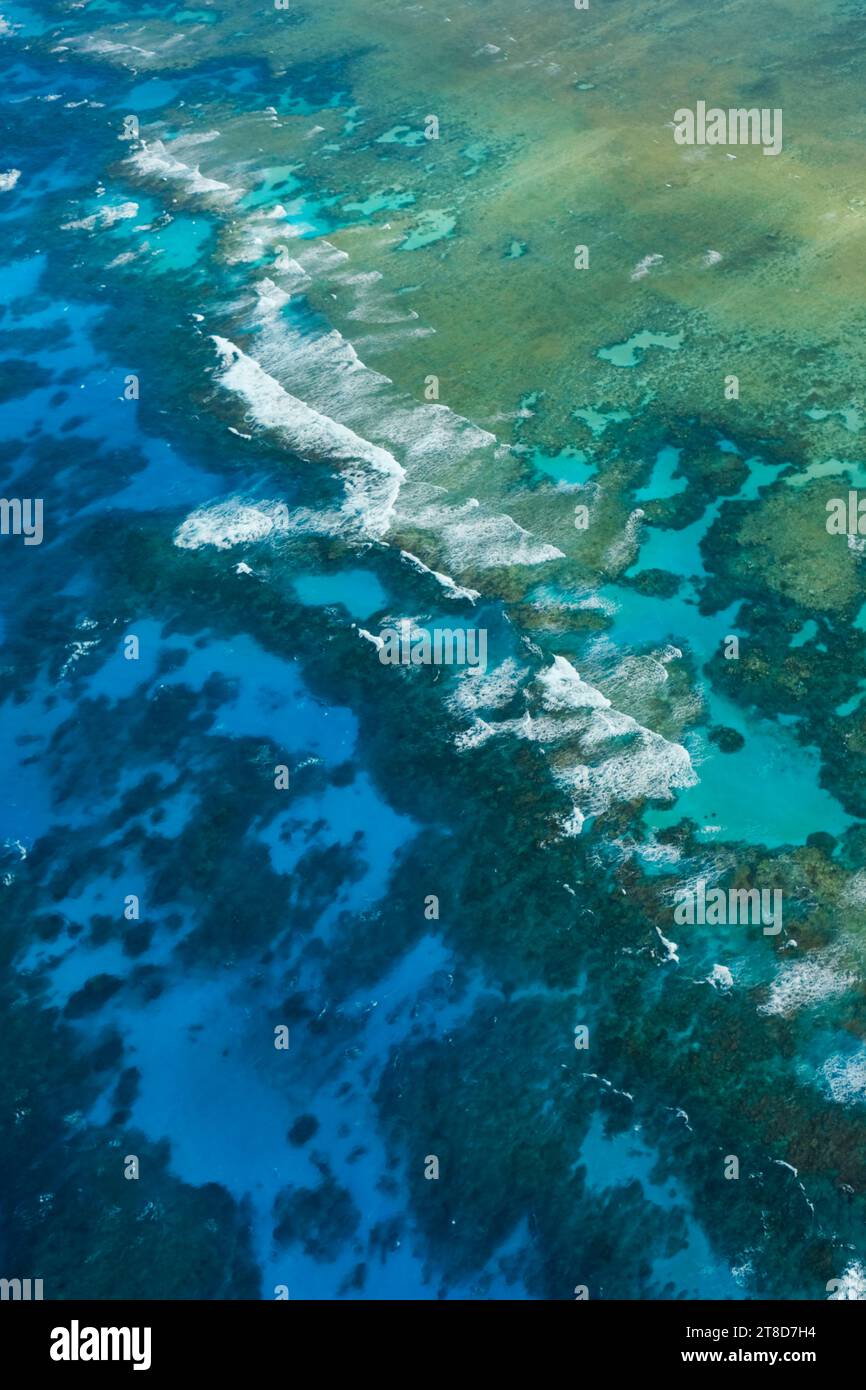 Una vista aérea de los arrecifes de coral, barras de arena blanca, islas tropicales y aguas turquesas claras de la Gran Barrera de Coral - Mar de Coral, Cairns Foto de stock