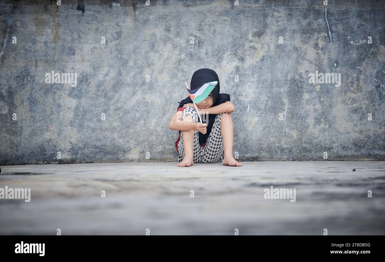 Linda niña ondeando bandera palestina envía un poderoso mensaje de apoyo y empatía al mundo Foto de stock