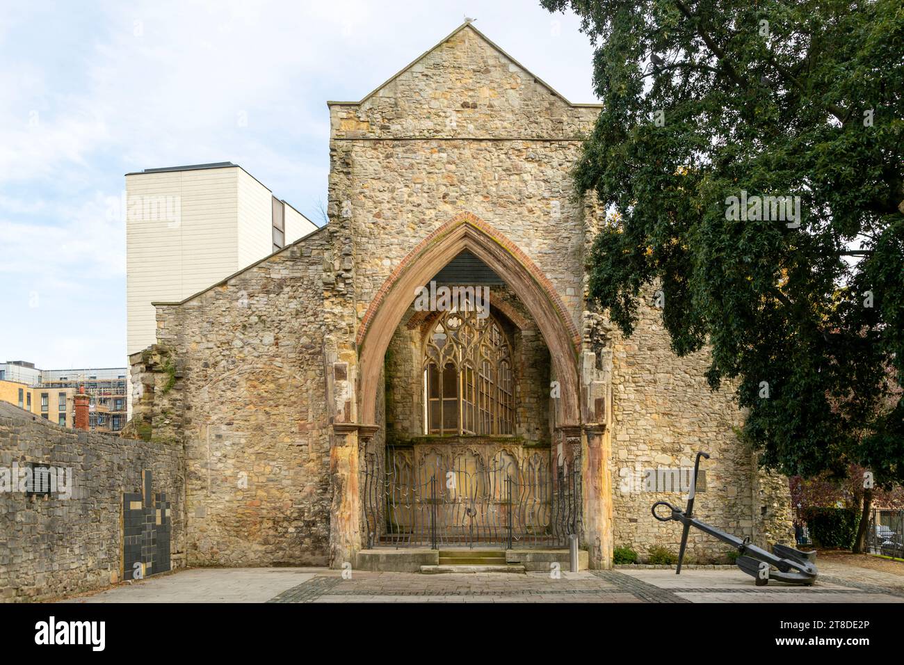 Ruinas de la Iglesia Holyrood, Southampton, Hampshire, Inglaterra, Reino Unido bombardeadas durante la Segunda Guerra Mundial Foto de stock