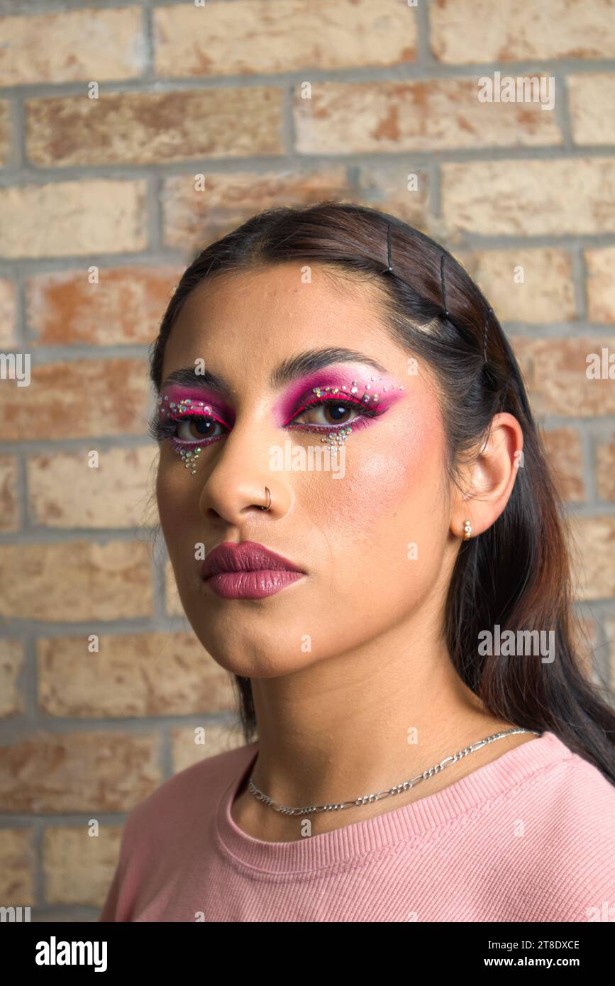Purpurina maquillaje en una mujer hermosa cara sobre fondo negro Fotografía  de stock - Alamy